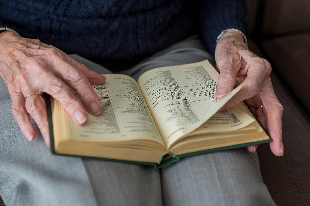 Kobieta z książką na emeryturze