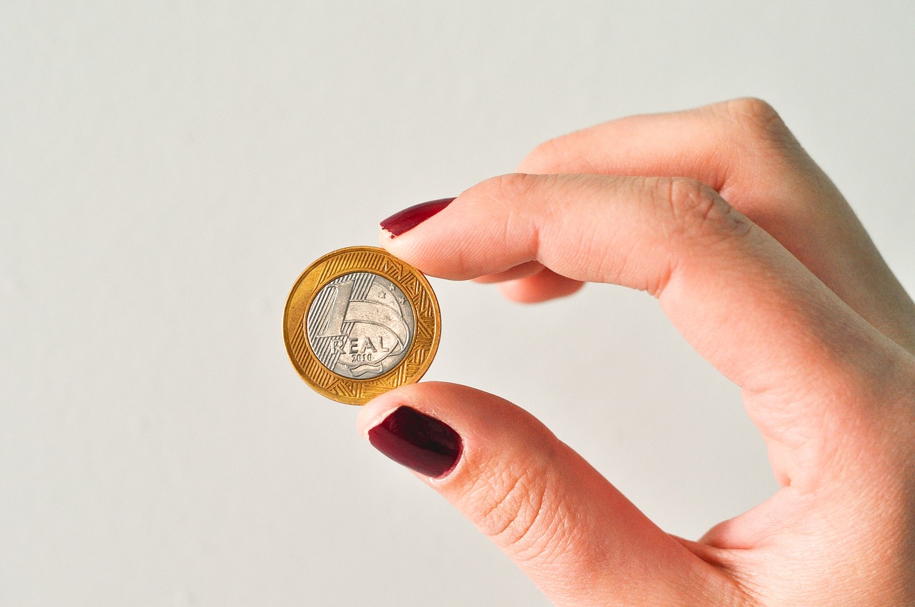 Kobieta trzymająca w dłoni monetę